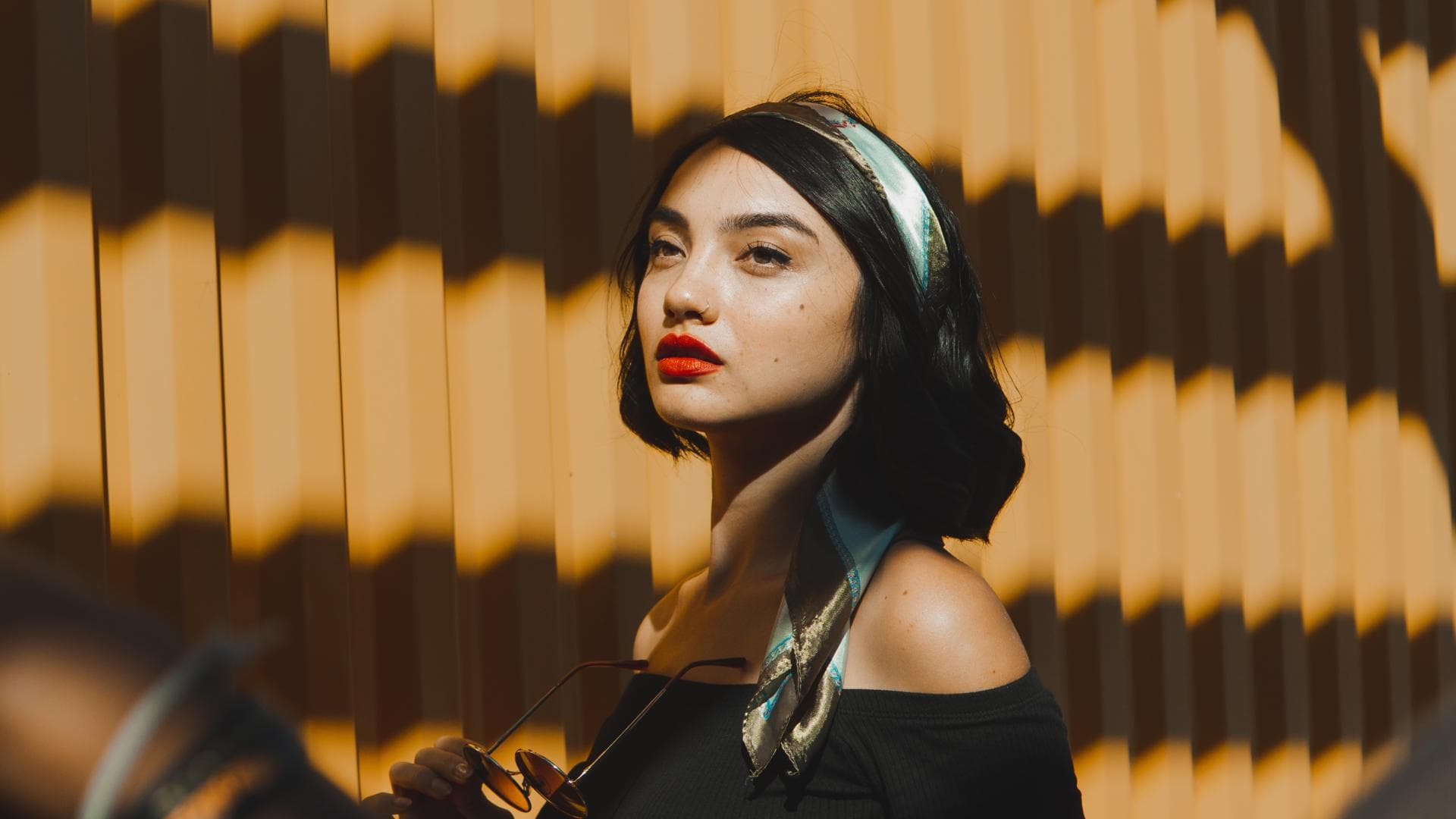 Horoskop Thema: Frau vor einer gelben Wand