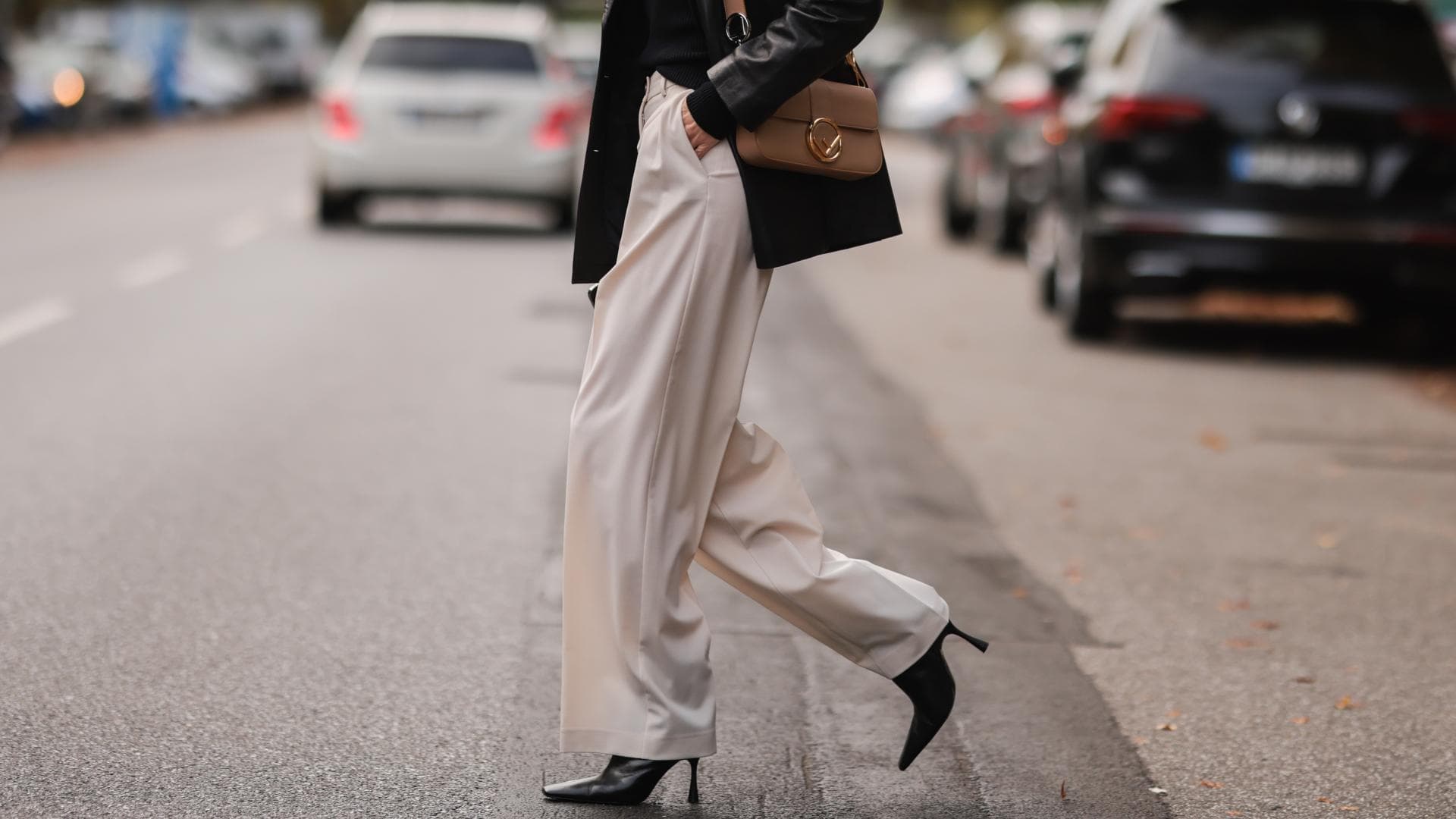 Marie Danker trägt weite Hose