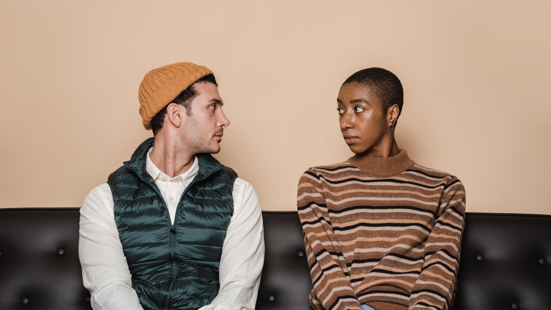 Paar schaut sich an Beziehung retten