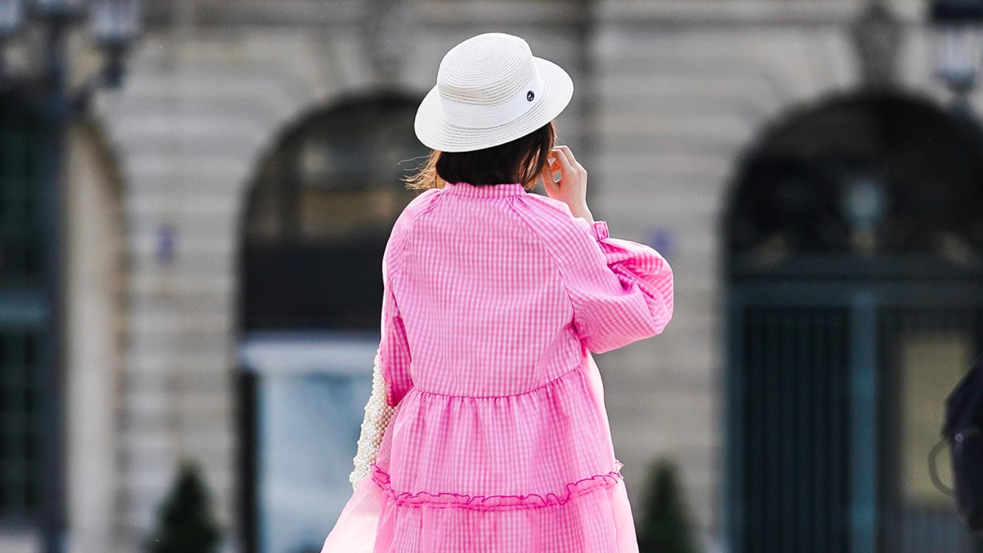 Frau im rosa Kleid