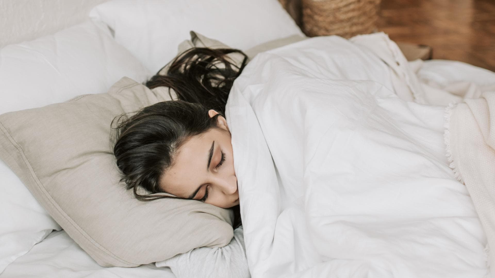 Frau schläft unter einer Decke
