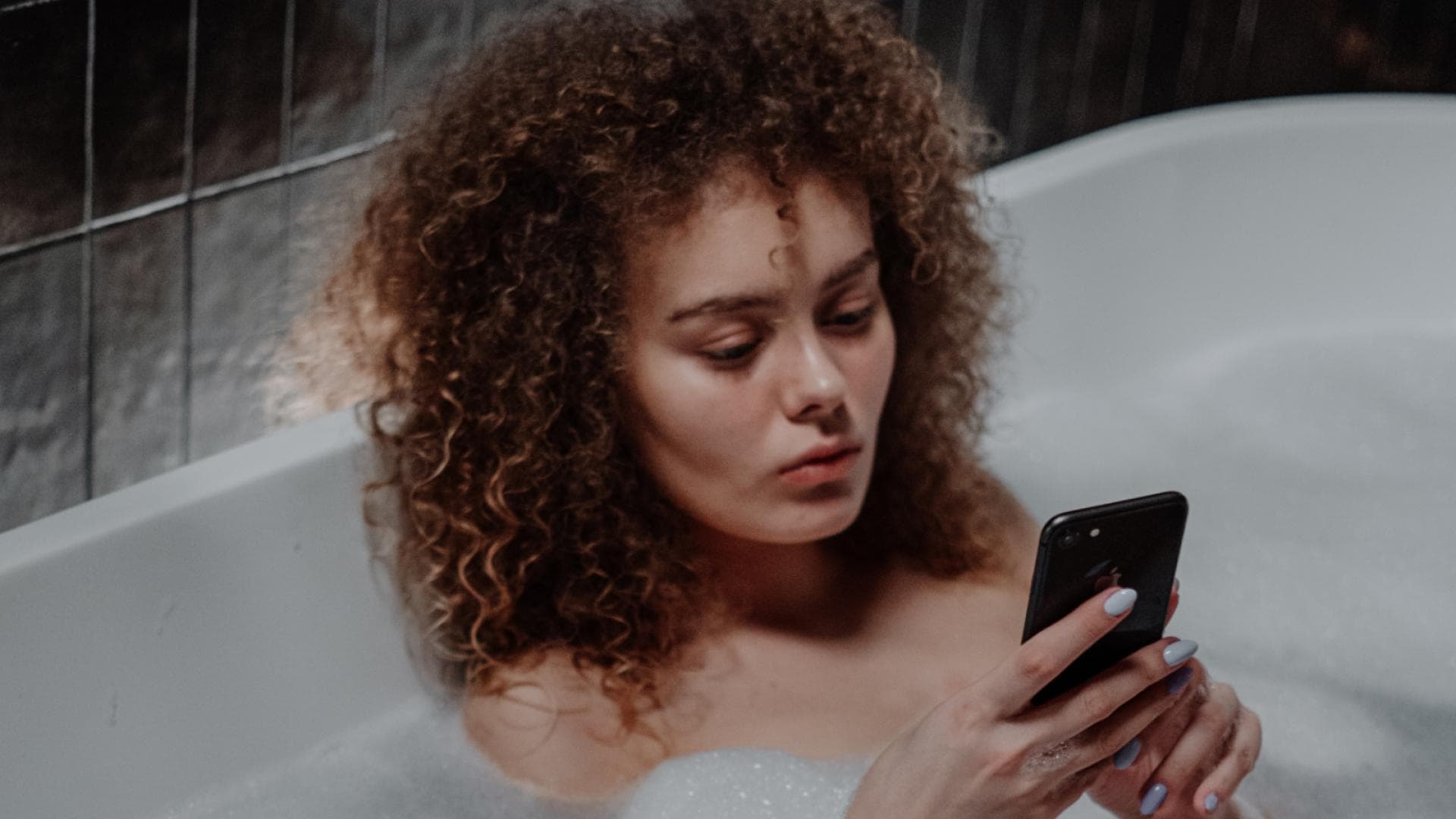 Frau Badezimmer Smartphone