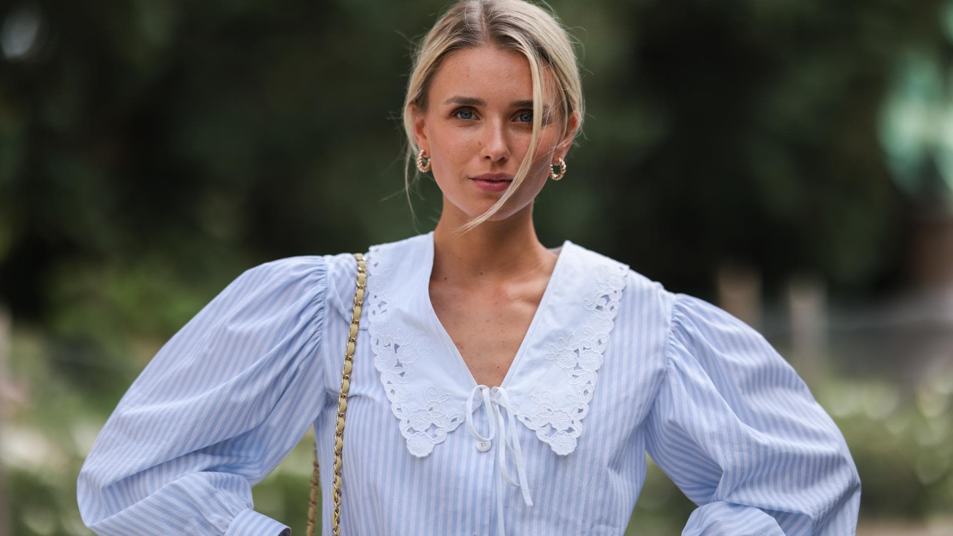 Frau trägt Bluse mit großem Kragen und Spitze