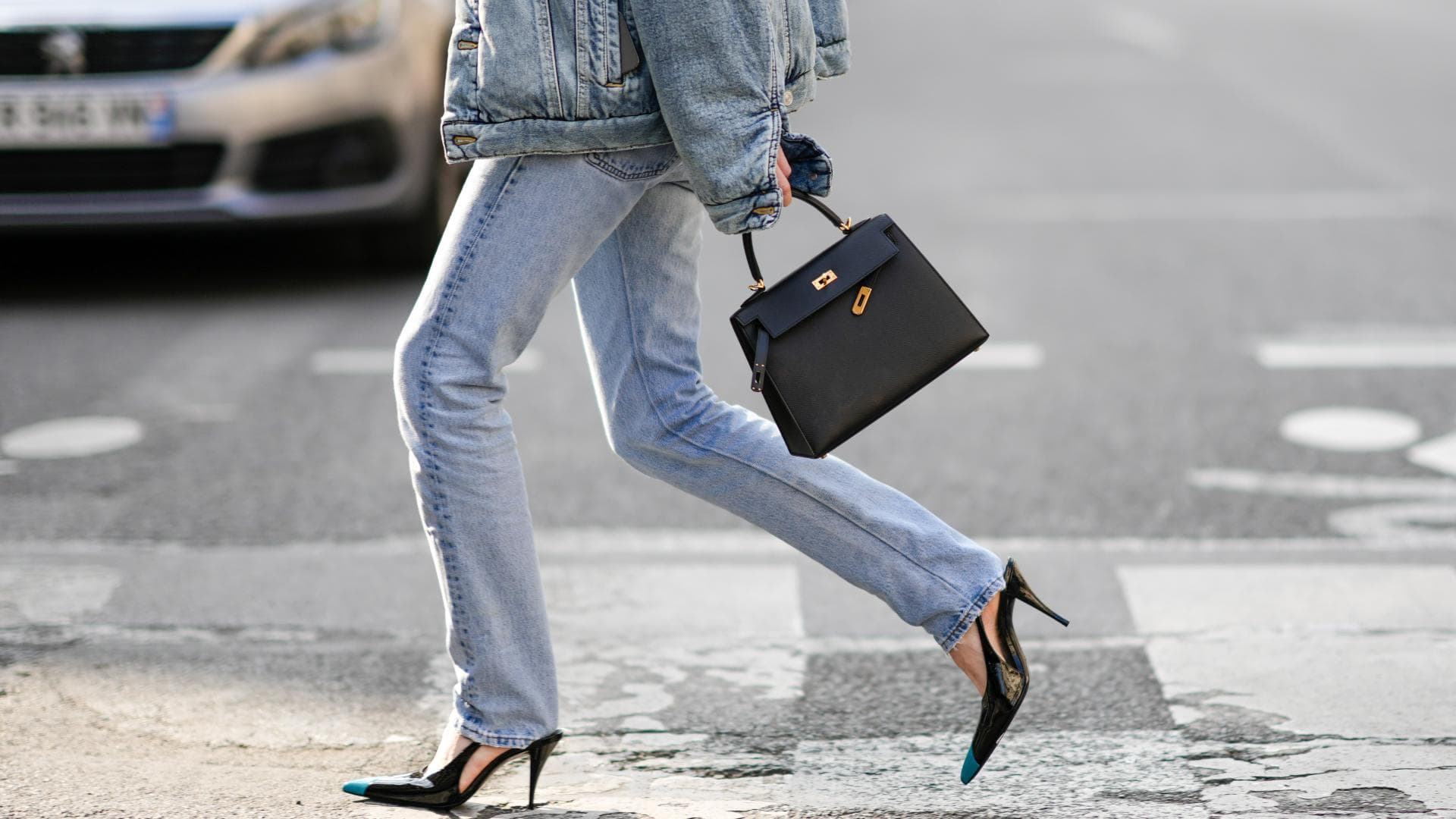 Streetstyle Frau trägt Jeans