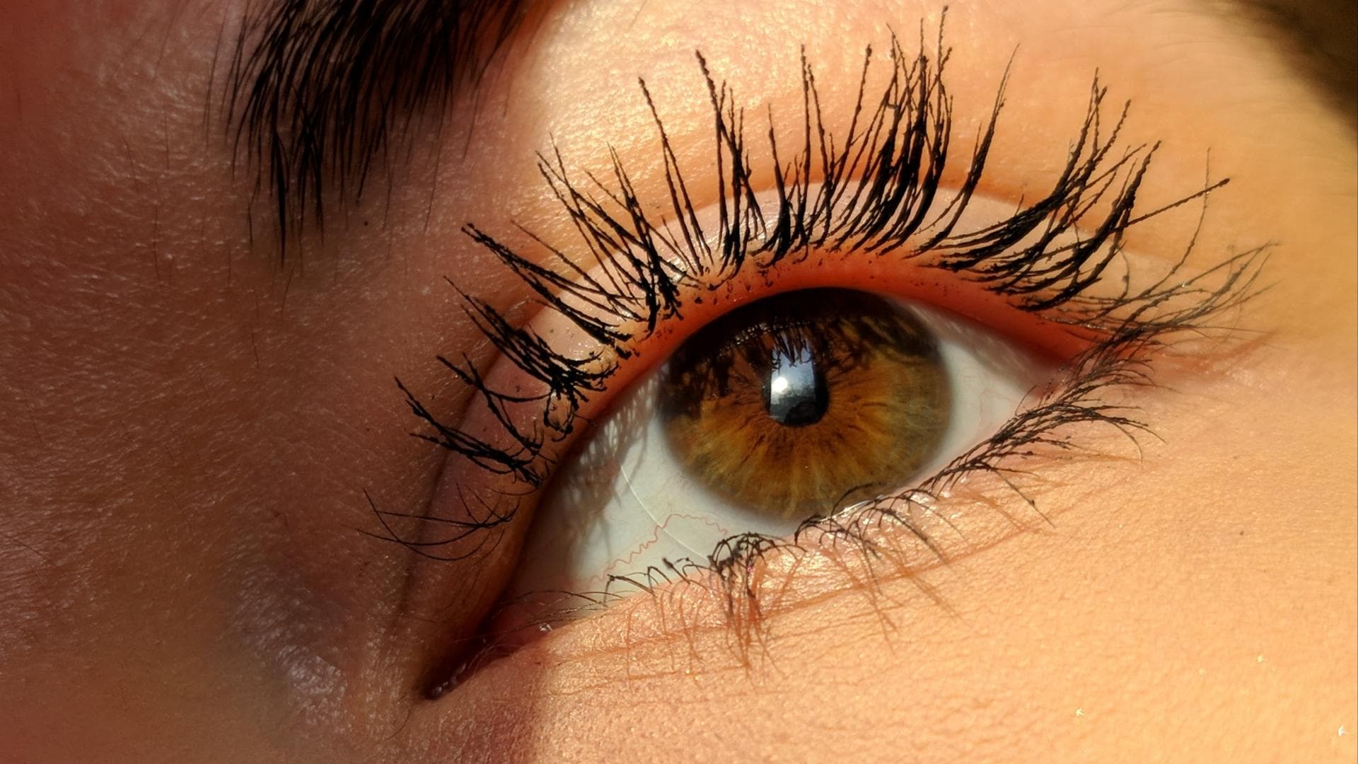 Auge mit langen Wimpern
