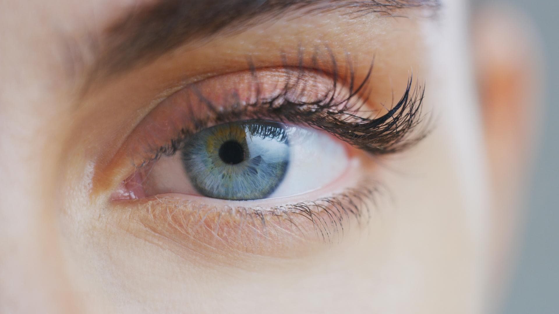 Frau mit Wimpernlaminierung