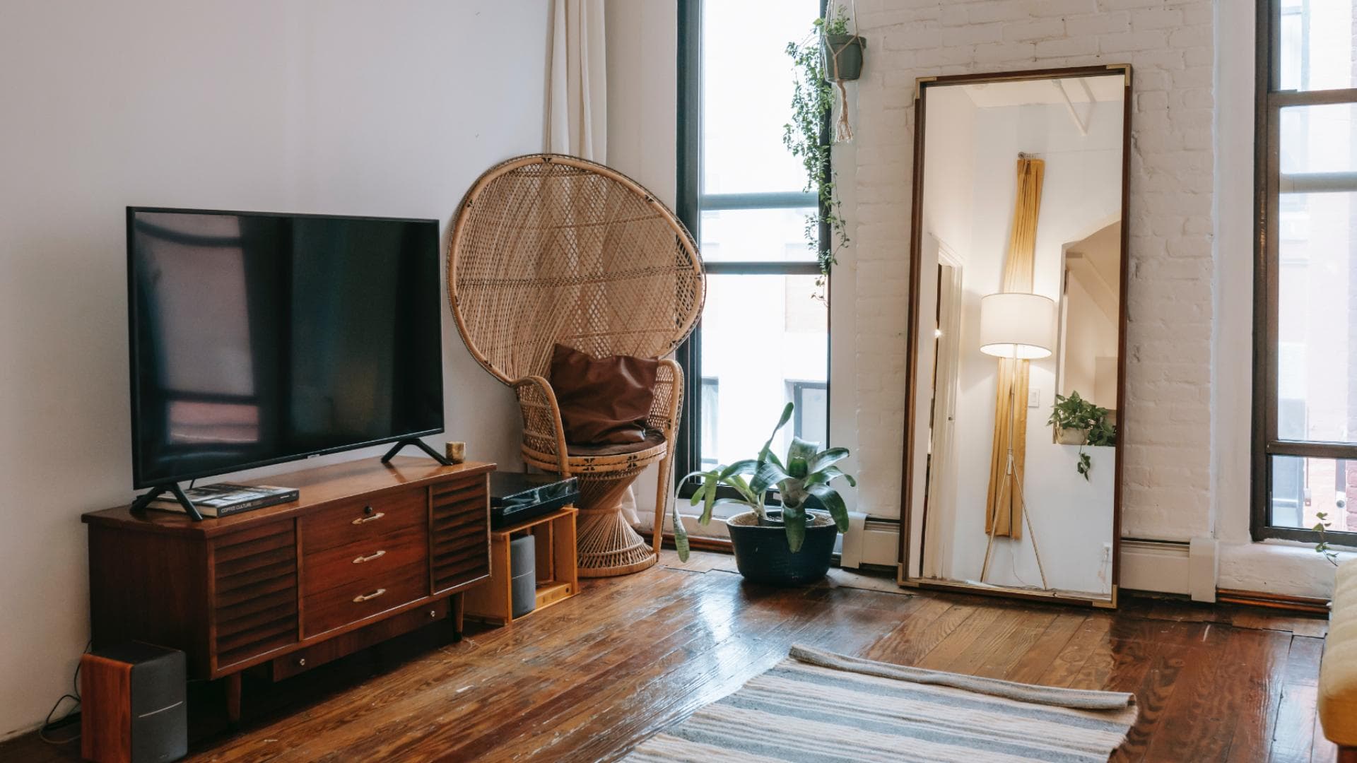 Wohnzimmer mit Spiegel