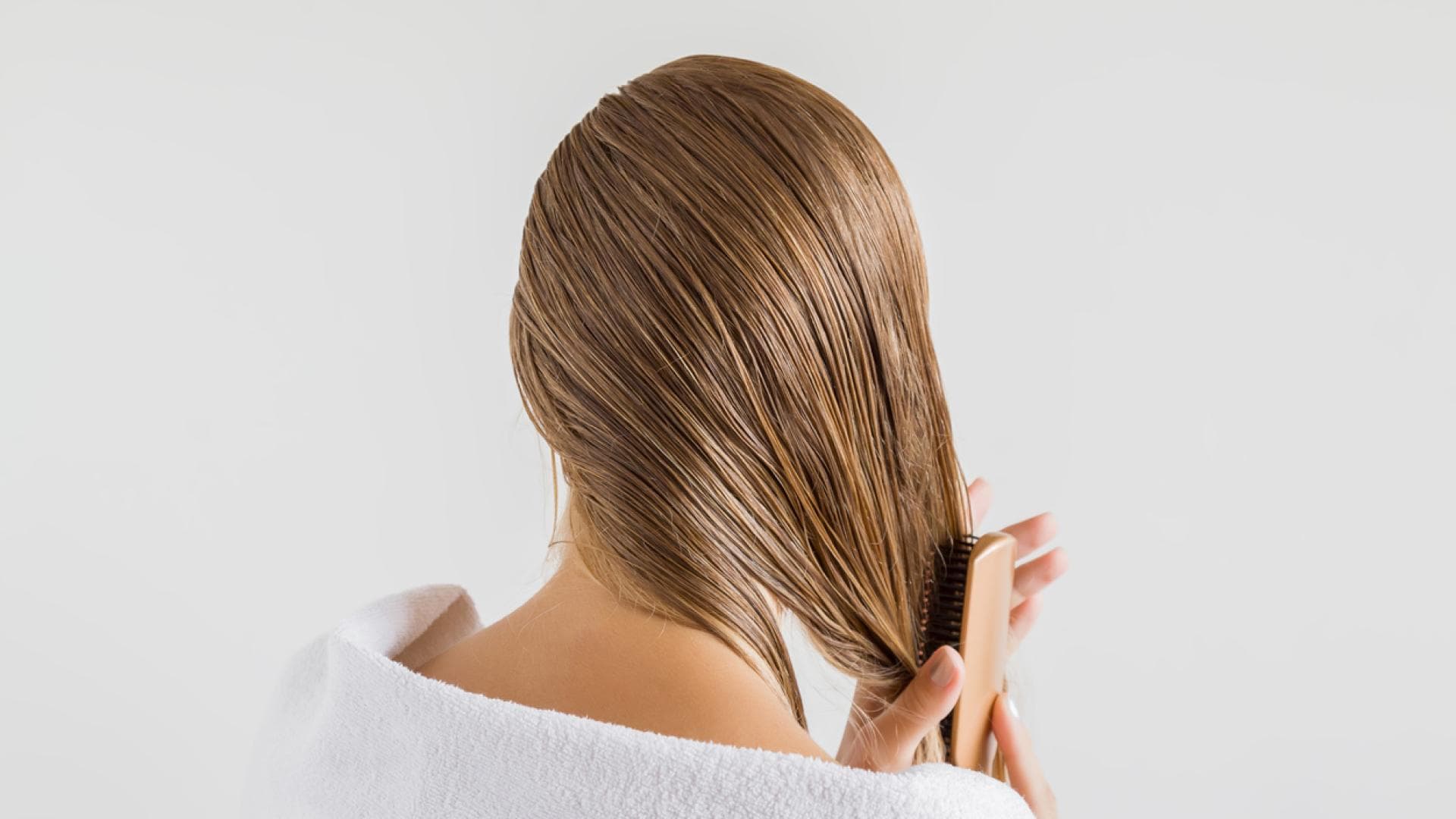 Frau pflegt blondierte Haare