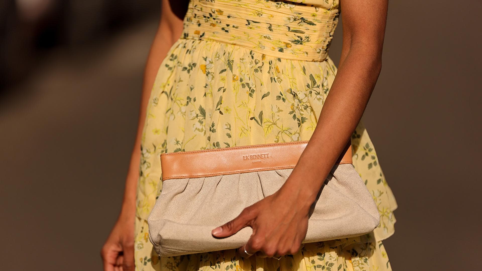 Frau hält Clutch