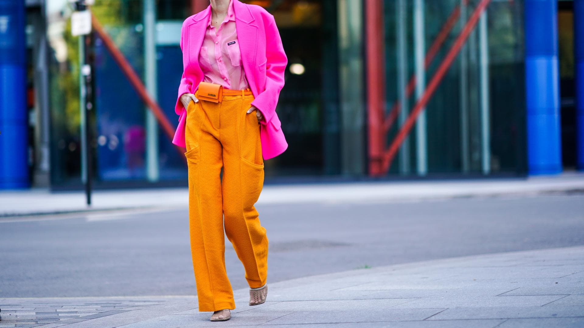 Model trägt Hose in Orange