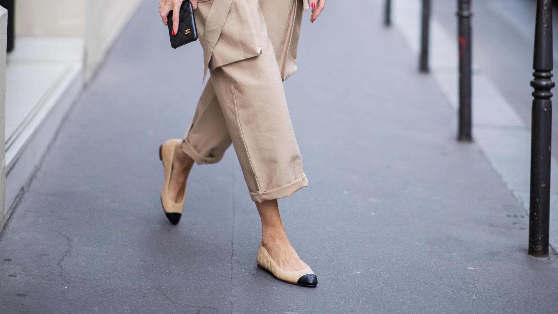 Frau trägt spitzzulaufende Ballerinas