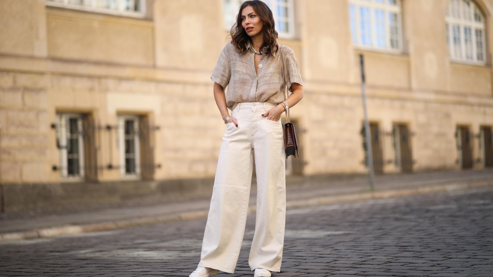 Frau trägt beige Jeans