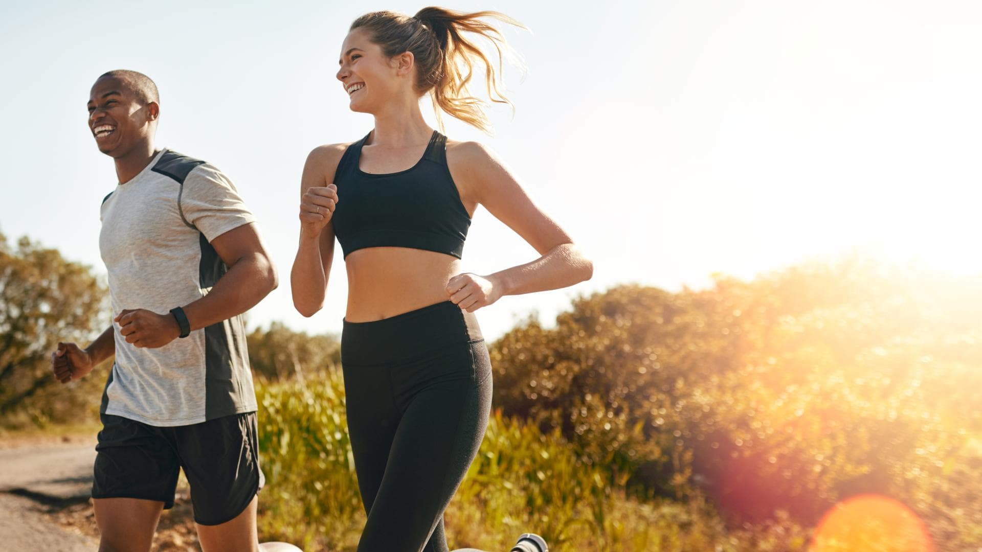 Ein Mann und eine Frau joggen 