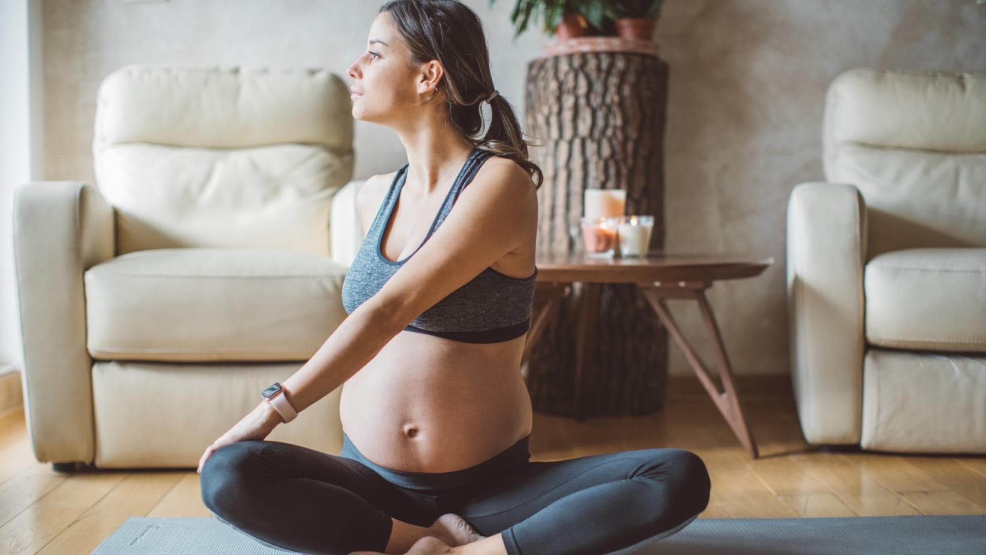 Schwangere macht Yoga