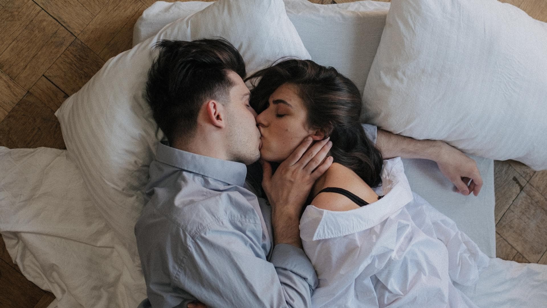 Pärchen küsst sich