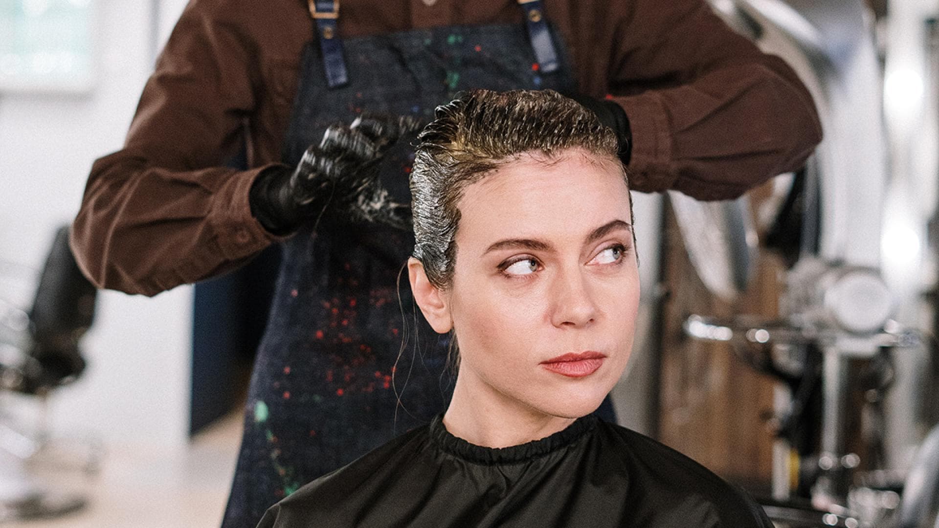 Frau bekommt ihre Haare gefaerbt