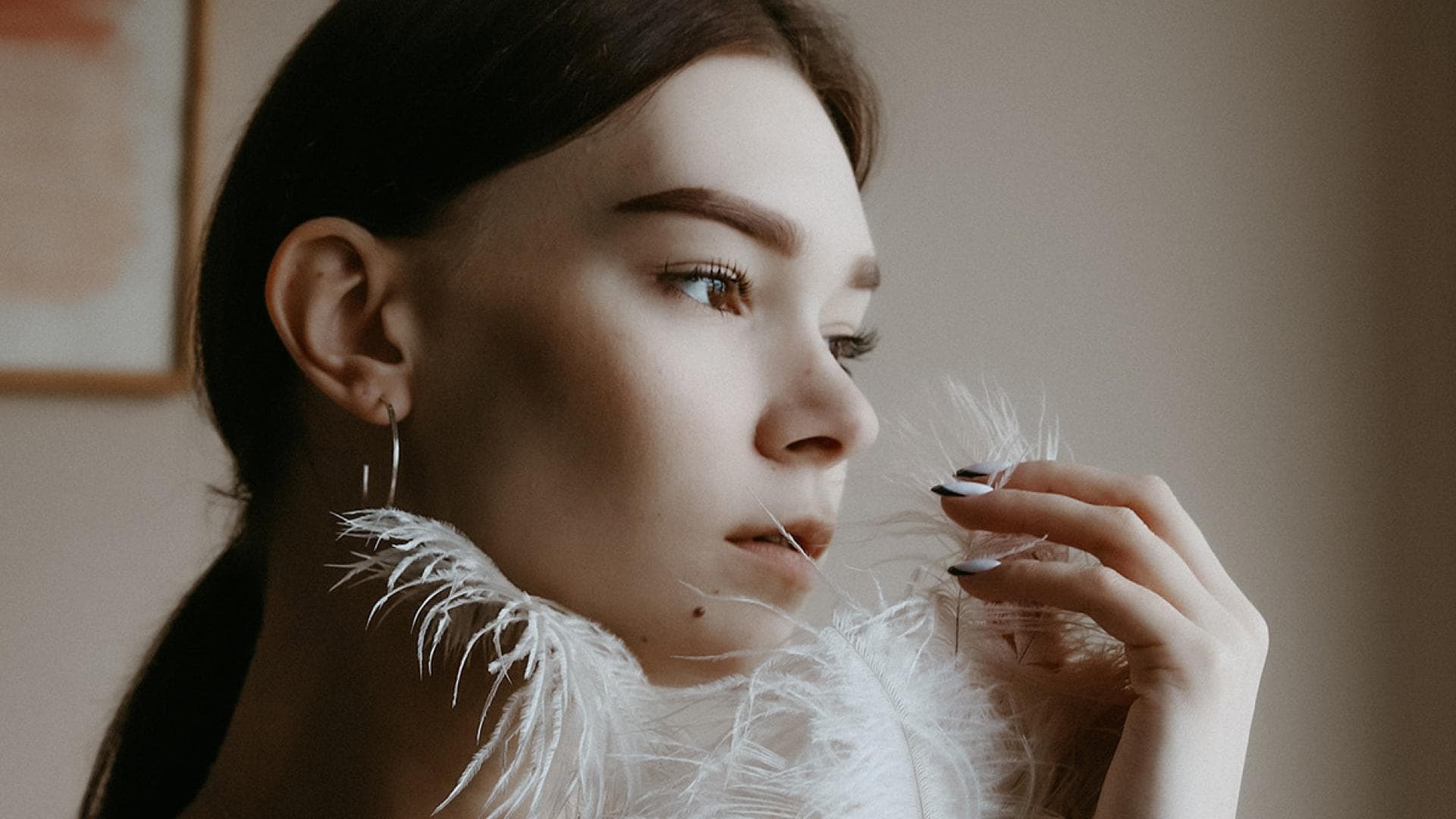 Frau mit Feder in der Hand