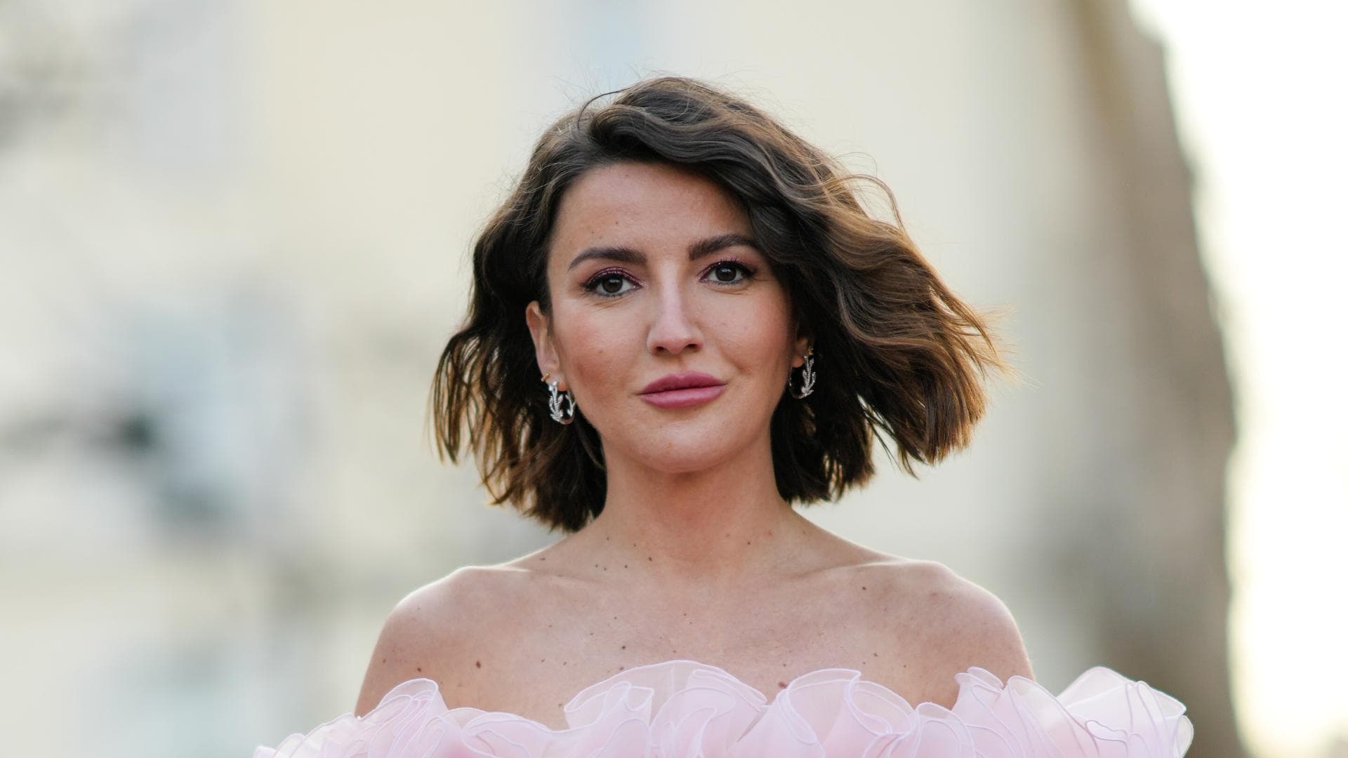 Frau trägt Seitenscheitel und kinnlange Haare in Bob-Schnitt