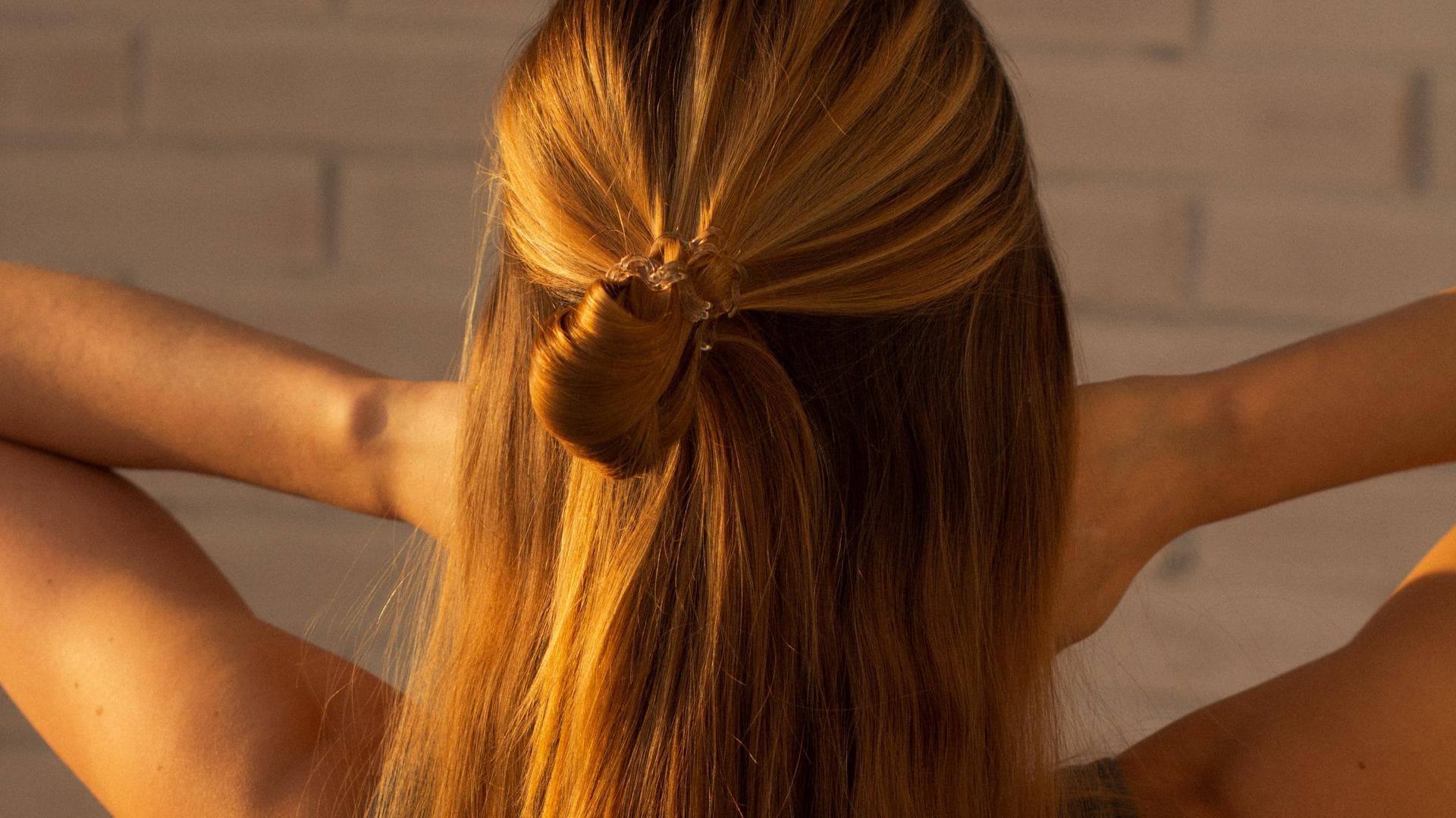 Frau mit glatten Haaren