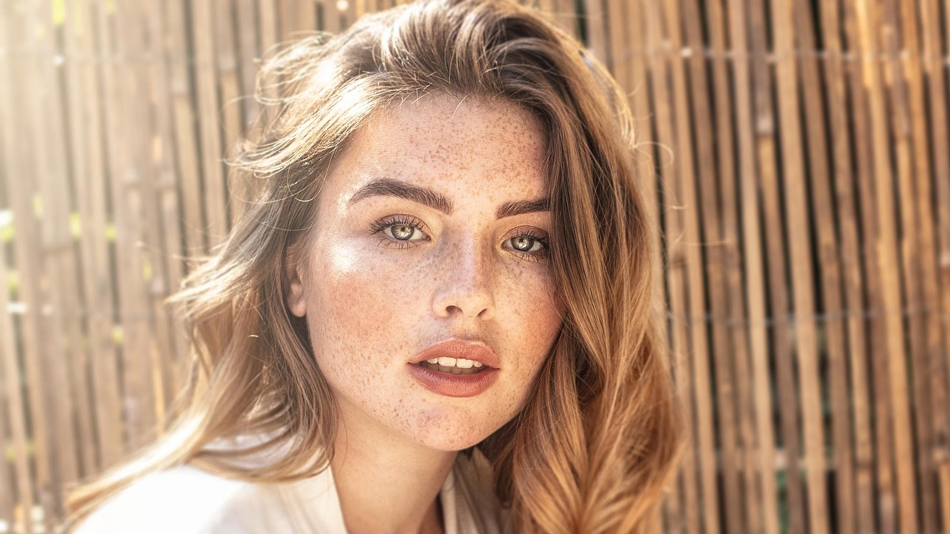 Frau mit Sommersprossen