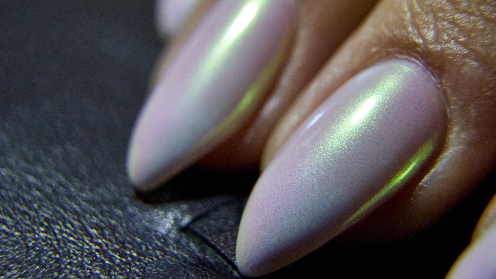 Spitze Nägel mit perlmuttfarbenen Nagellack 