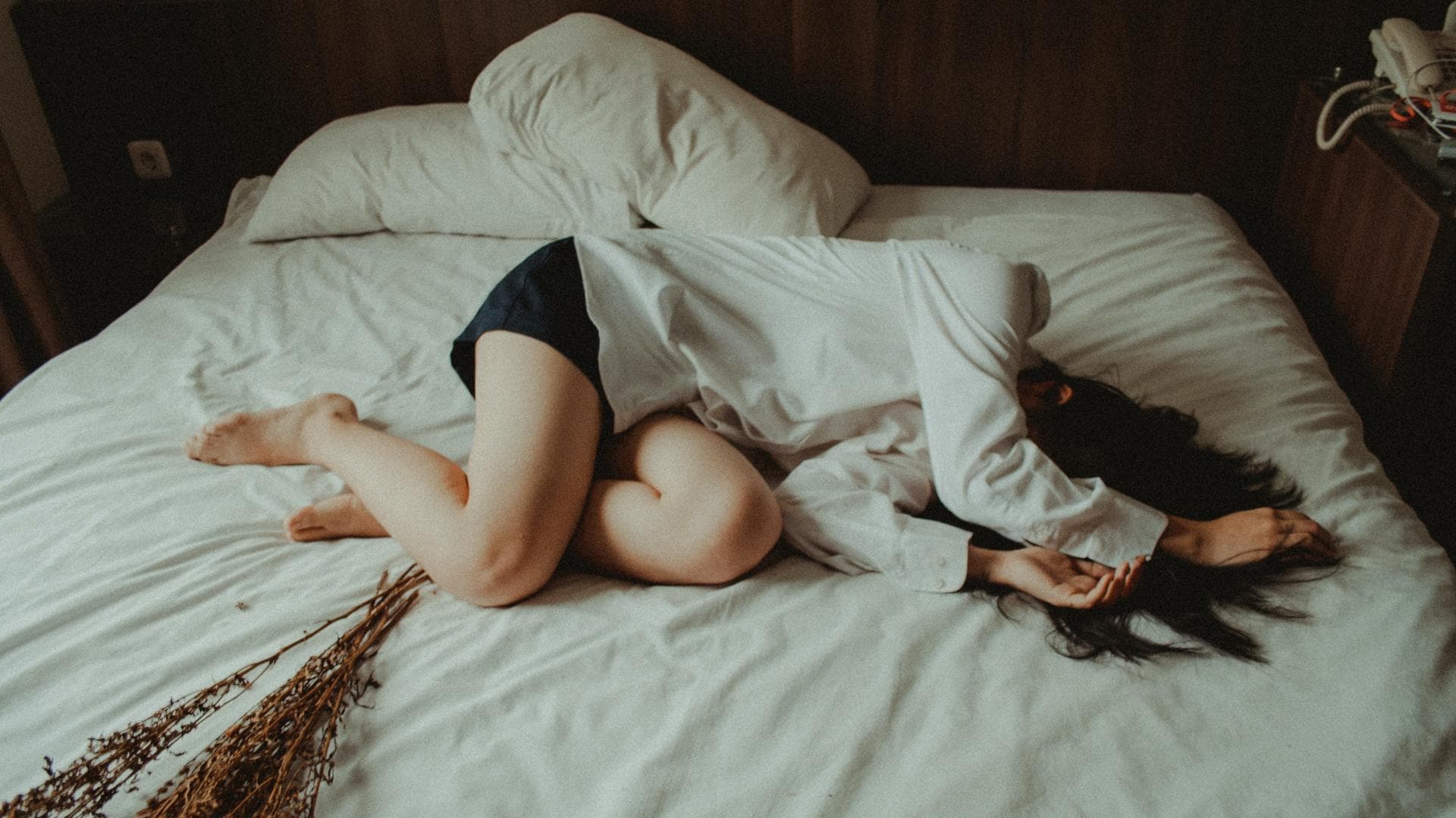 Frau auf Bett