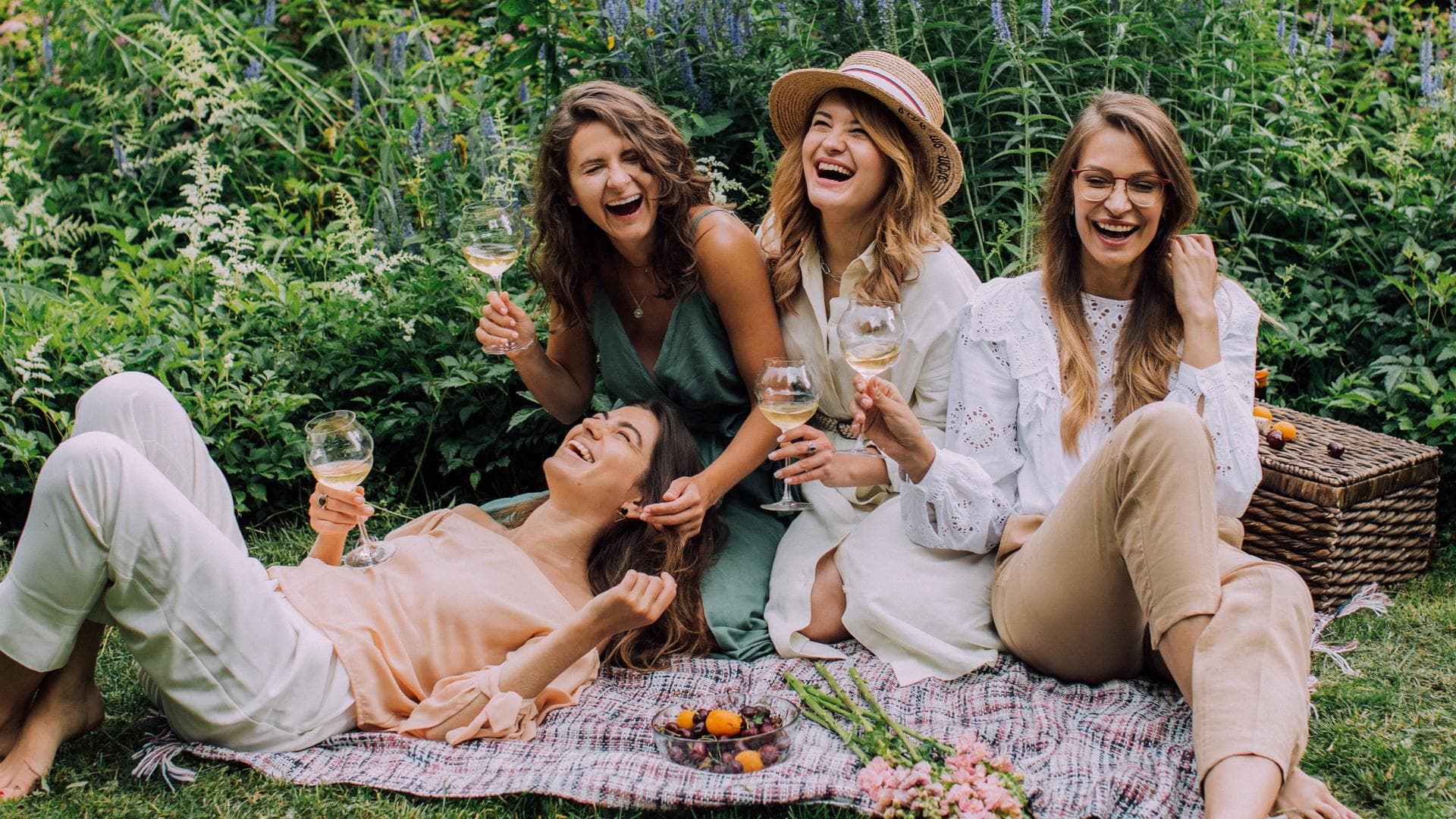Gruppe Freundinnen feiert Galentinesday