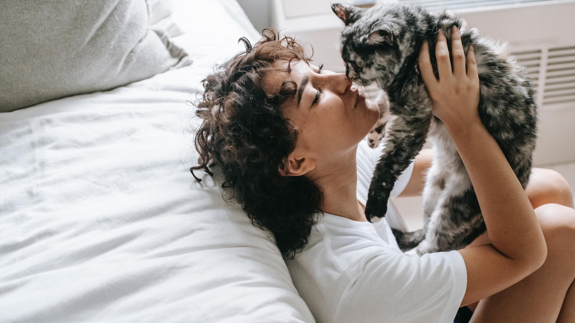 Frau hält Katze auf dem Arm 