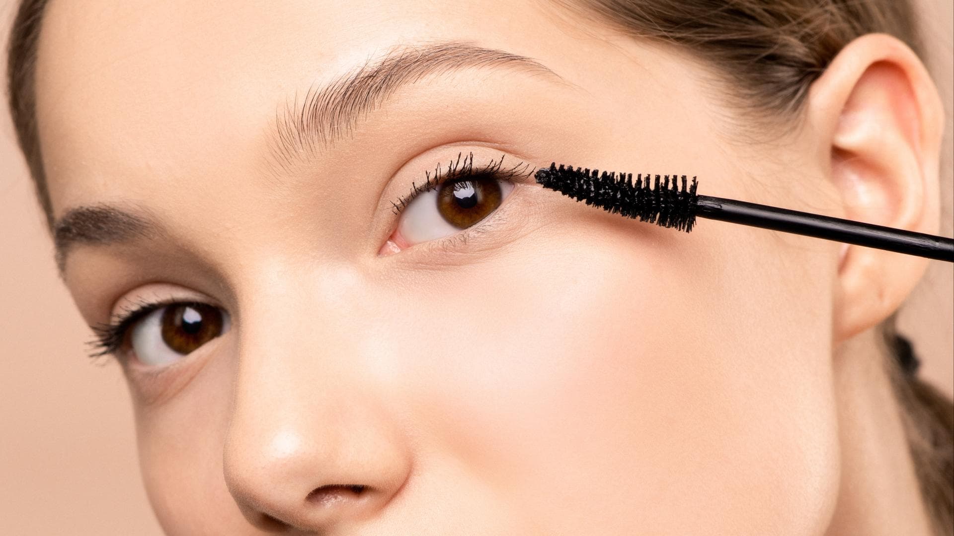 Frau mit Wimperntusche 
