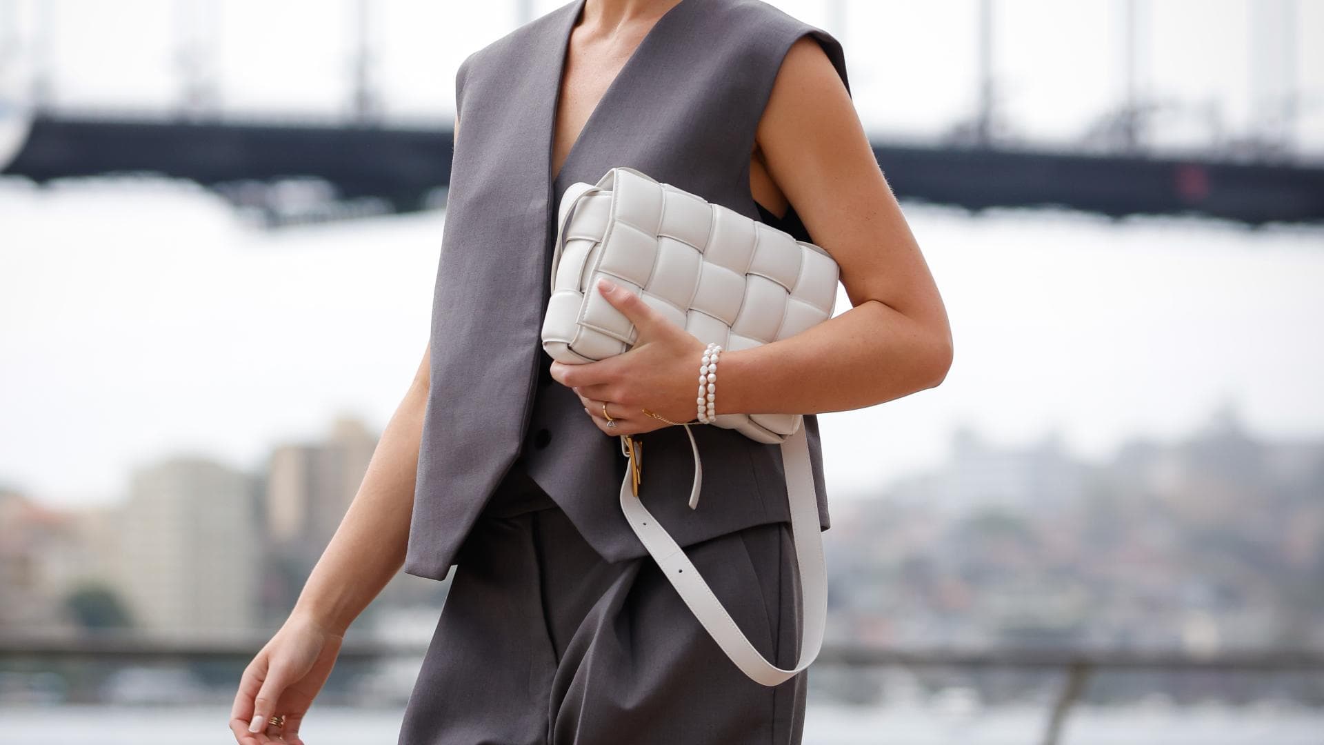Influencerin mit Bottega Veneta Handtasche