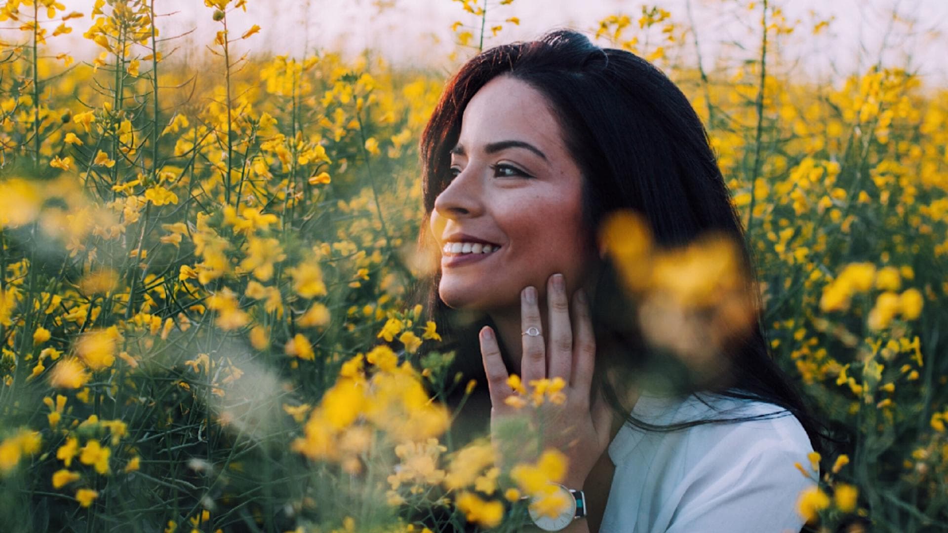 Frau auf Wiese Wochenhoroskop