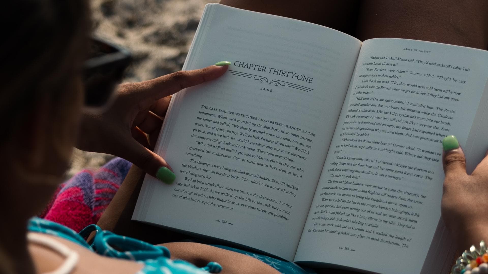 Frau in Bikini liest ein Buch