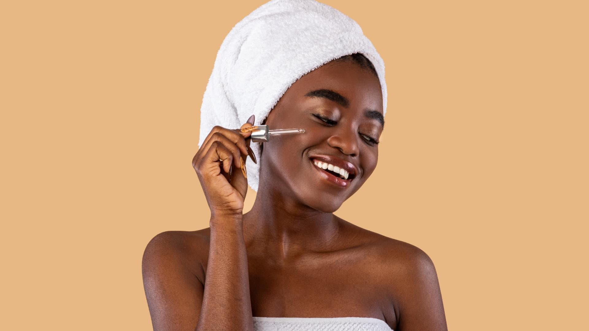 Frau trägt Cleansing Oil auf