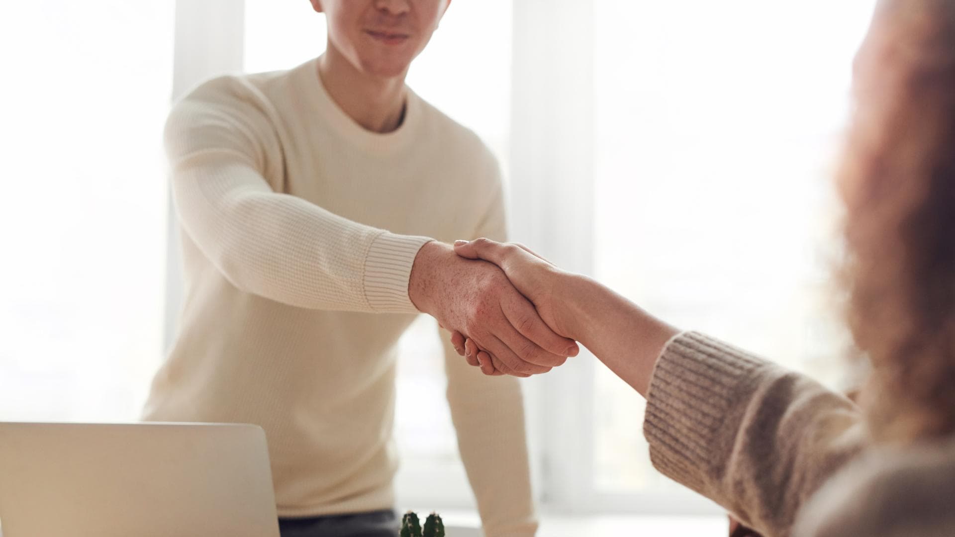 Frau und Mann schütteln die Hand