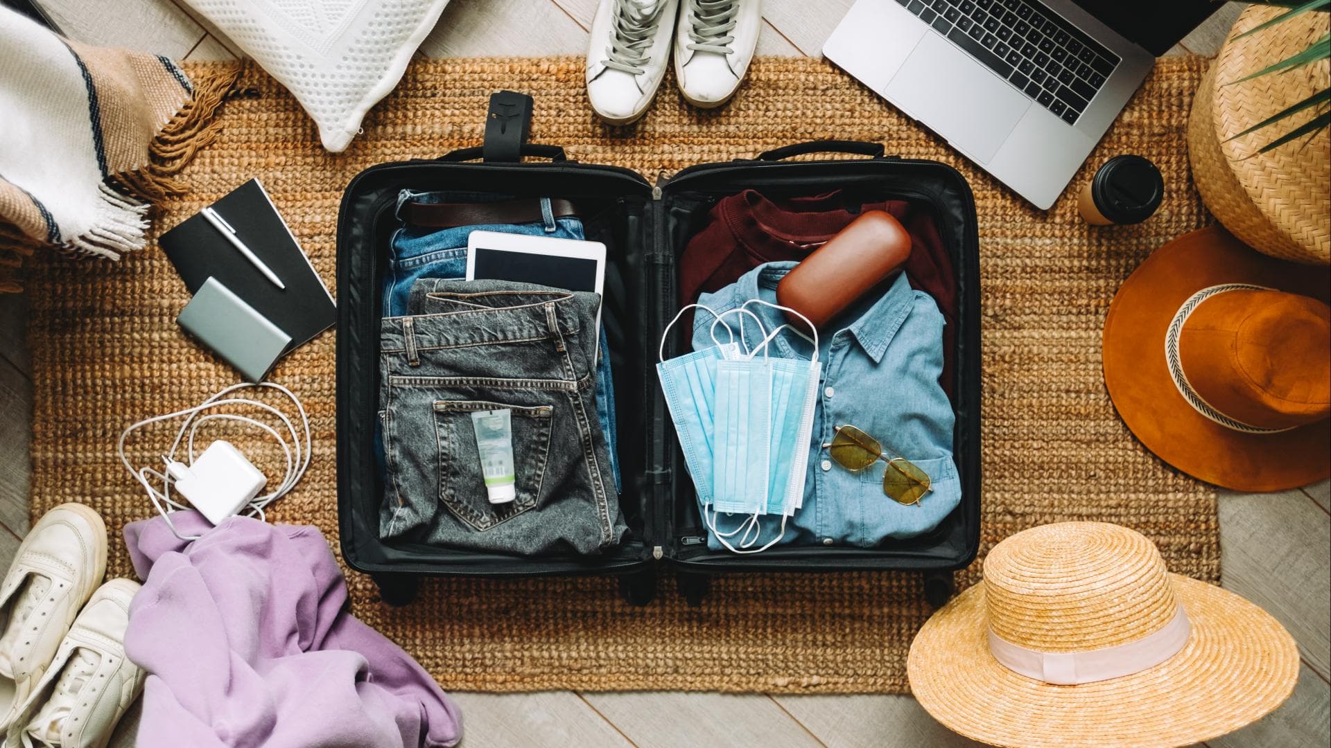 Koffer wird ordentlich gepackt 