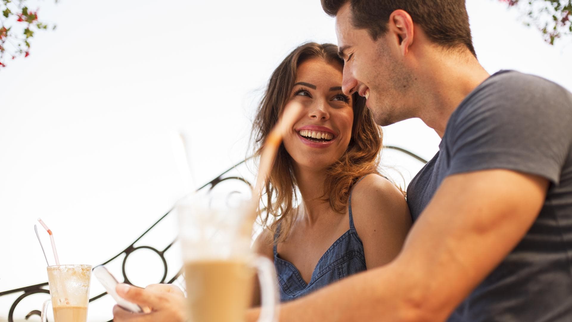 Frau und Mann beim ersten Date