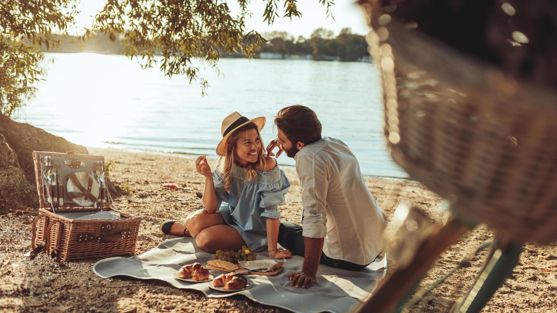 Frau und Mann beim ersten Date