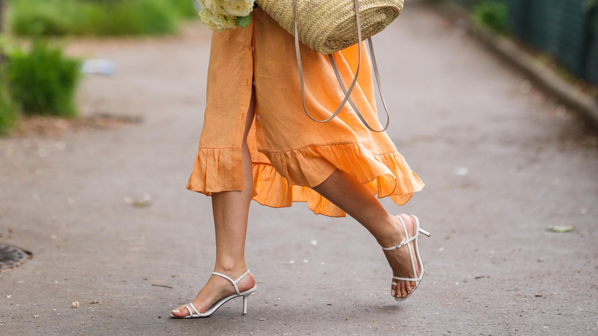 Frau trägt Leinenkleid in orange