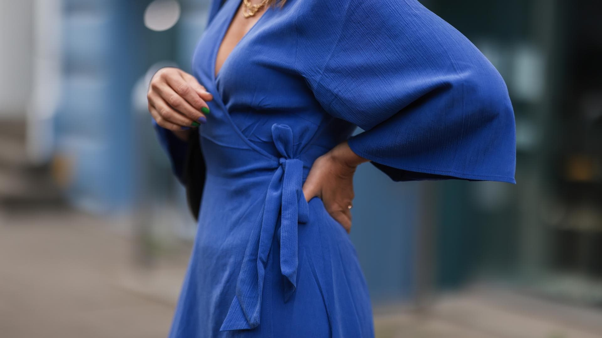 Frau trägt blaues Wickelkleid