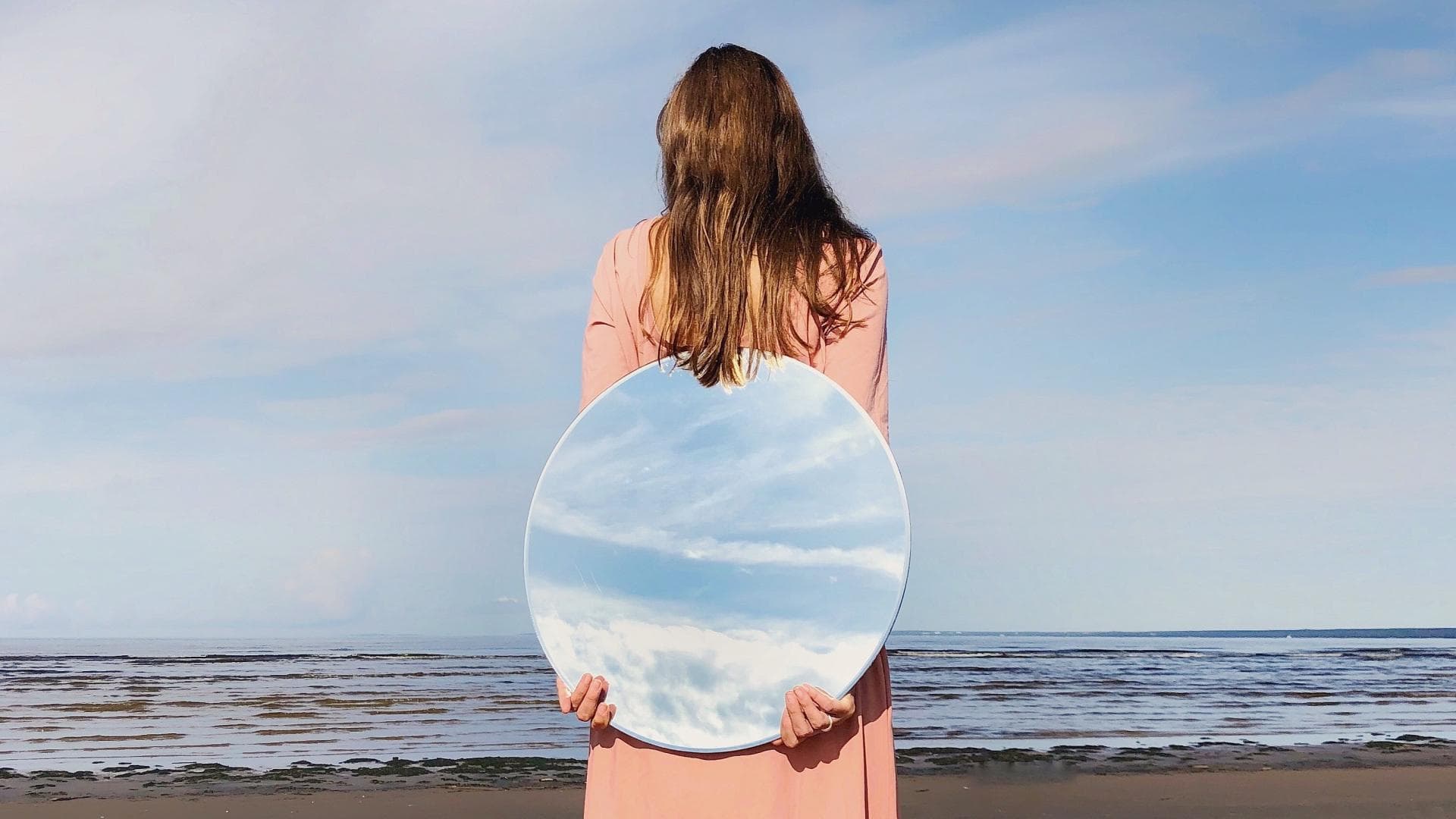 Horoskop Glück Frau mit Spiegel