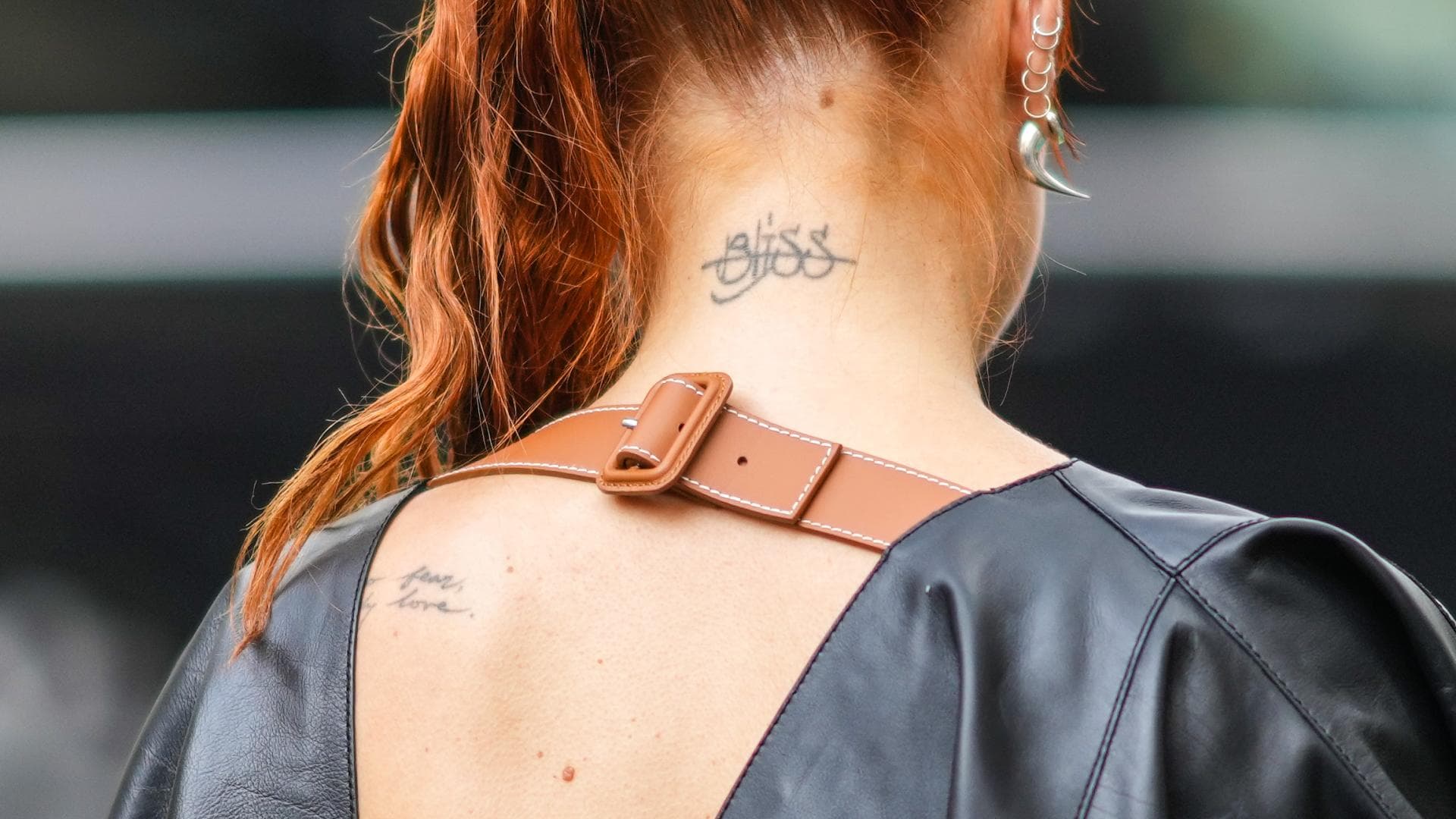 Frau mit Rückentattoos