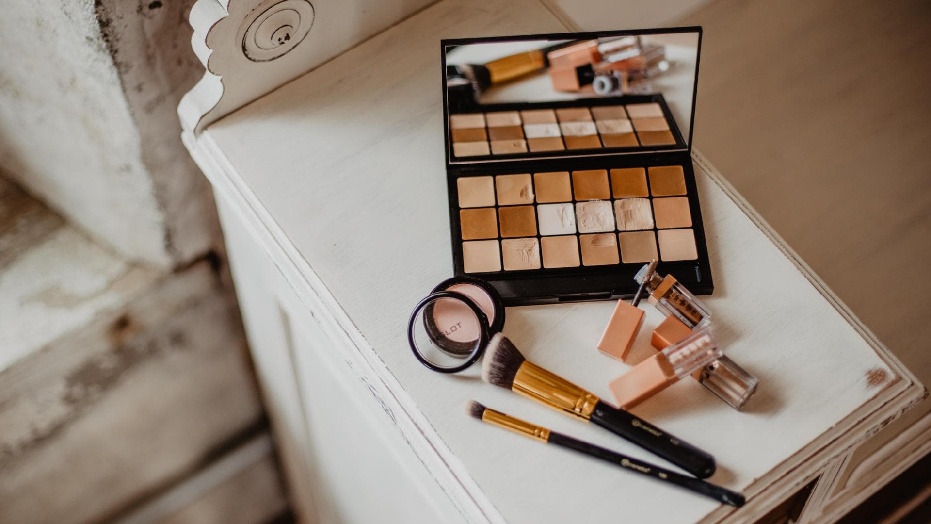 Beauty-Produkte auf Kommode