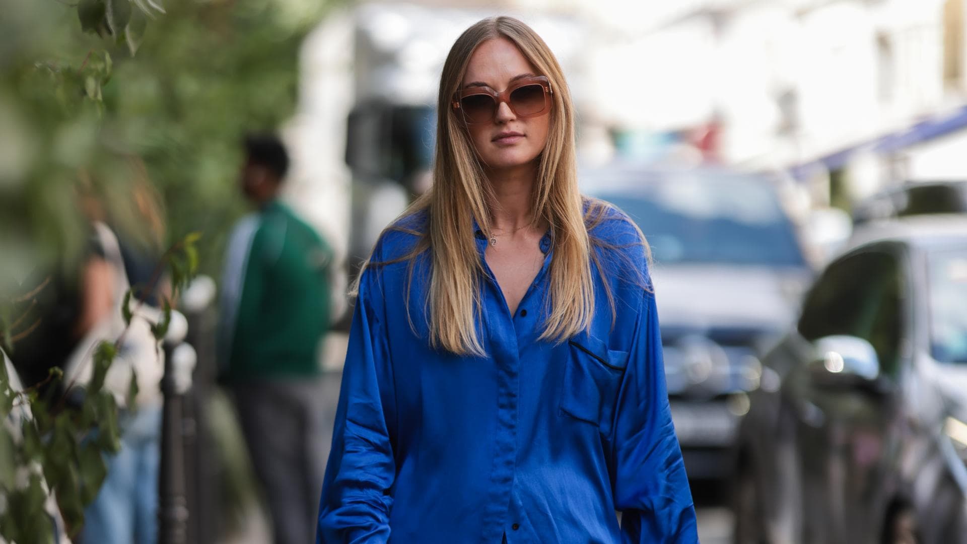 Frau in blauem Outfit