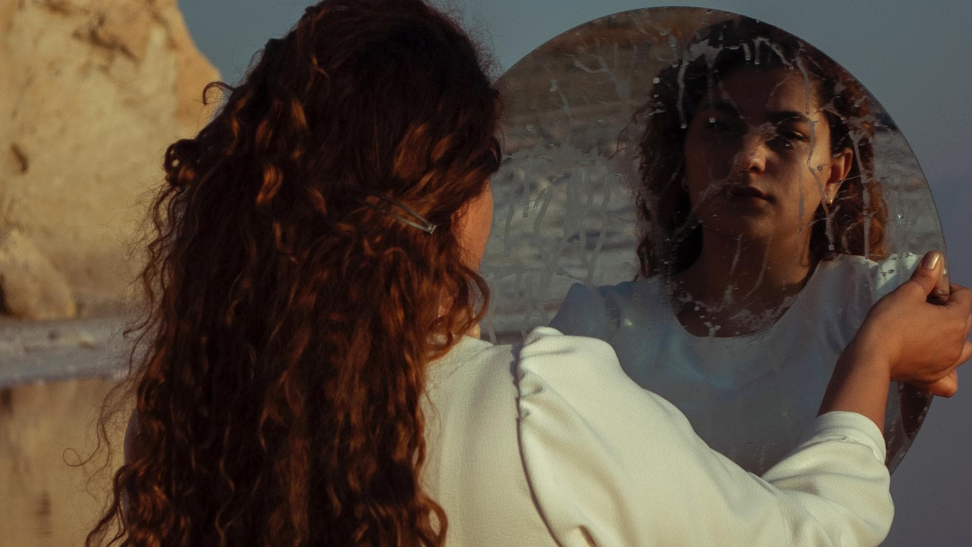 Frau schaut in Spiegel