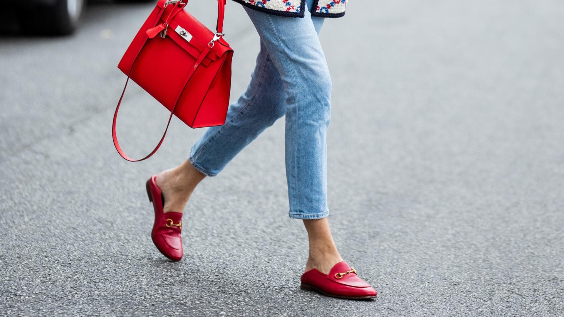 Frau trägt Gucci-Slipper