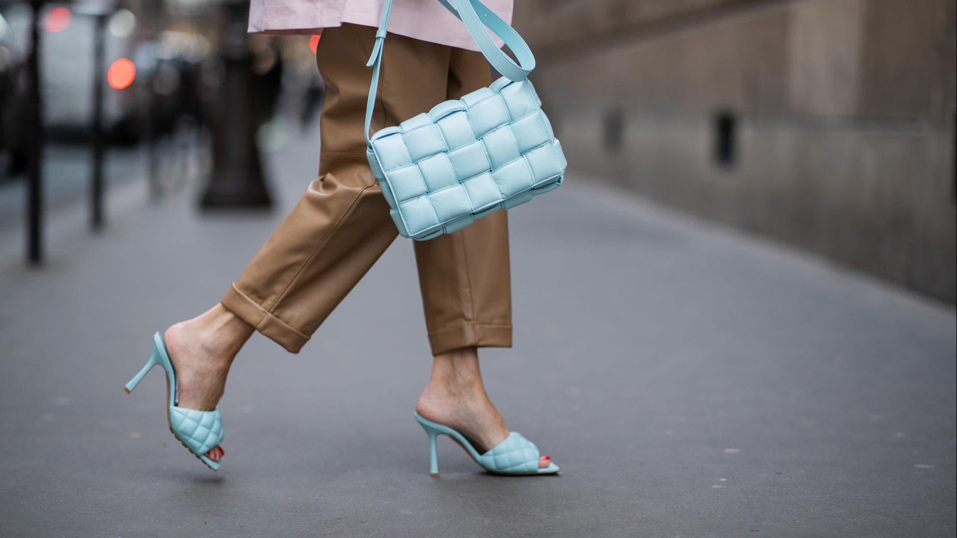 Frau trägt Padded Mules