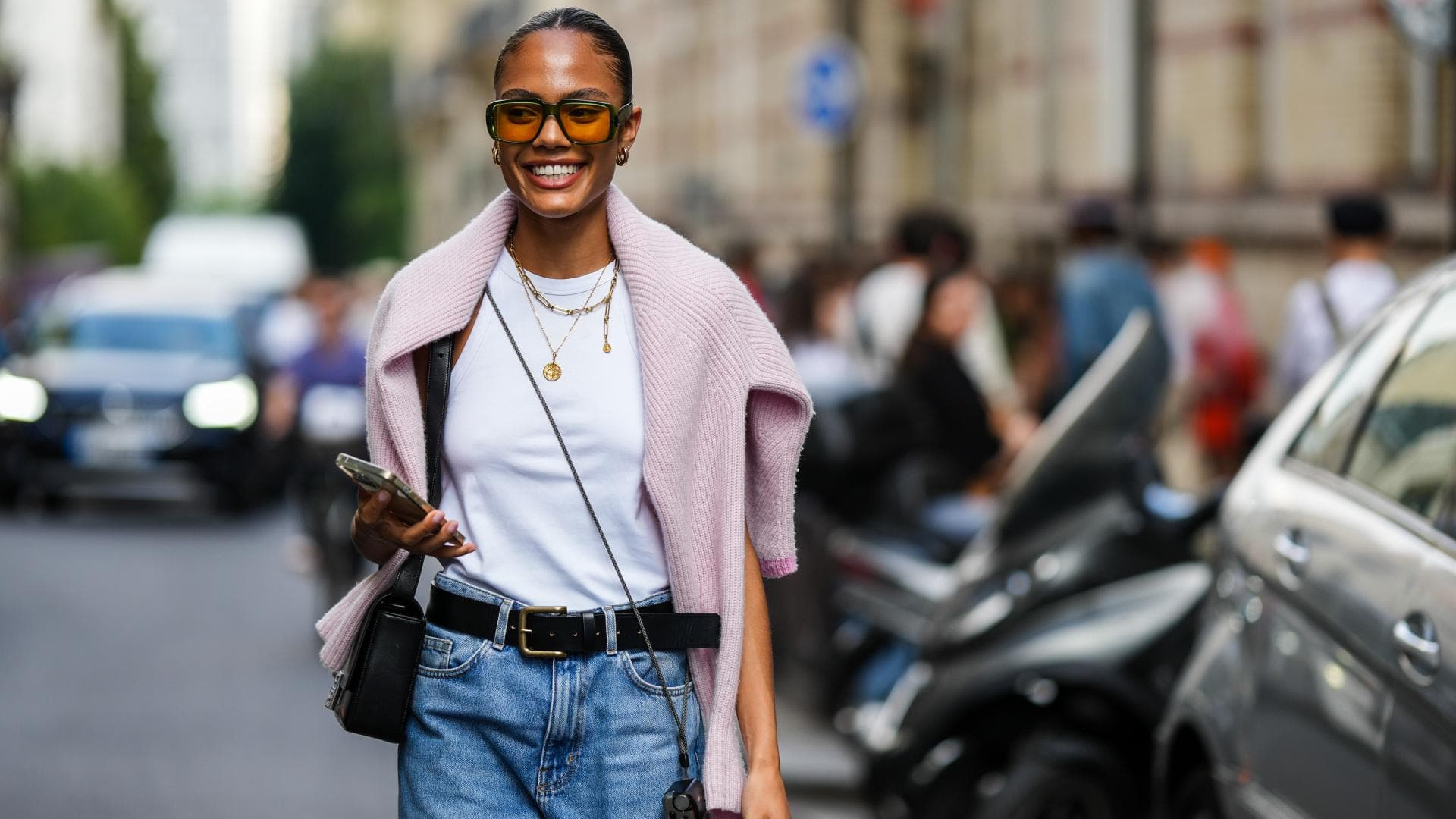 Frau trägt Pulli über den Schultern