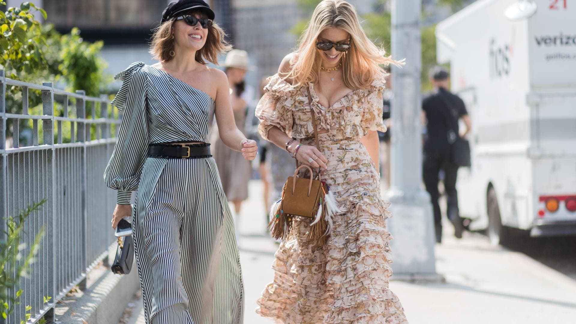 Frau trägt Midikleid