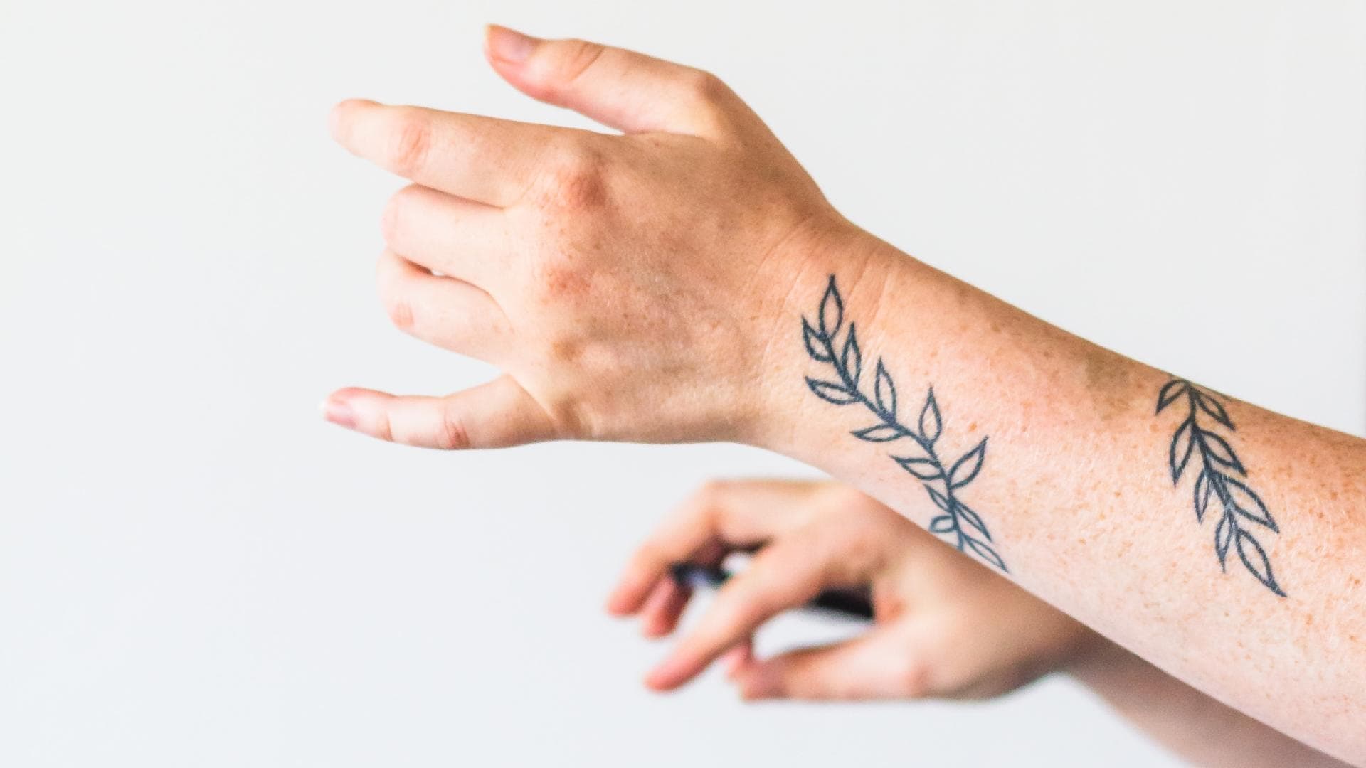 Handpoke Tattoo auf Armen
