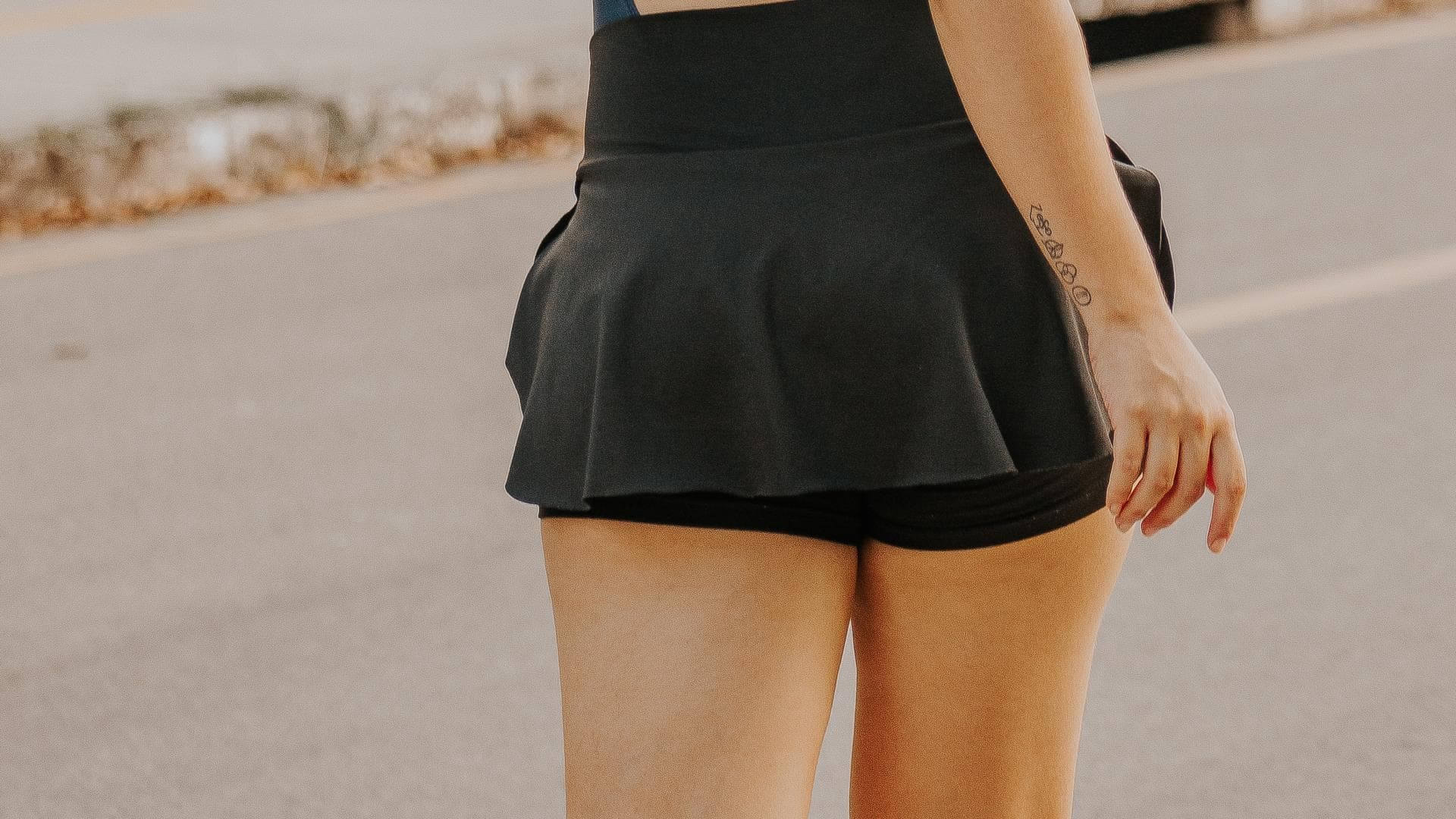 Frau mit aneinander reibenden Oberschenkeln